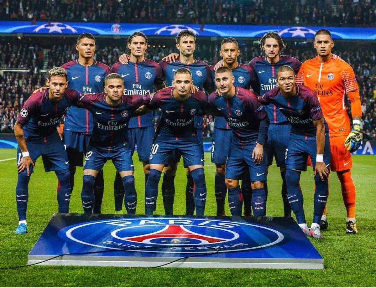 世界杯三个东道主墨加美依次被分至ABD三组，不用参与抽签（世界杯东道主墨西哥、加拿大、美国直接落位A、B、D组三，无需抽签）