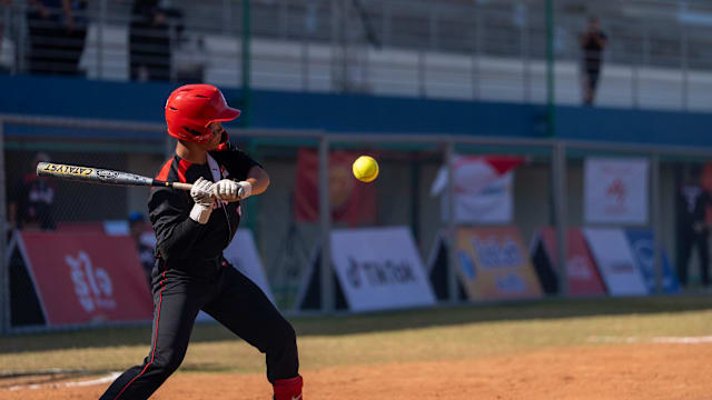 基米希穿充气南瓜装庆祝万圣节，德国队友劳姆赞其为“超模”（基米希穿充气南瓜服庆祝万圣节，德国队友劳姆直呼像超模）