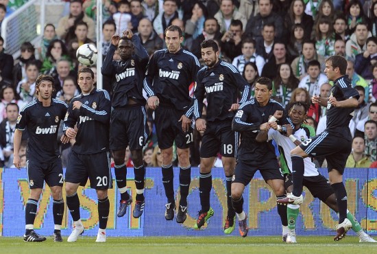 2025／26赛季英超：斯洛特公布利物浦伤病名单，后防线惨不忍睹（英超2025／26赛季：斯洛特发布利物浦伤情名单，后防线告急）