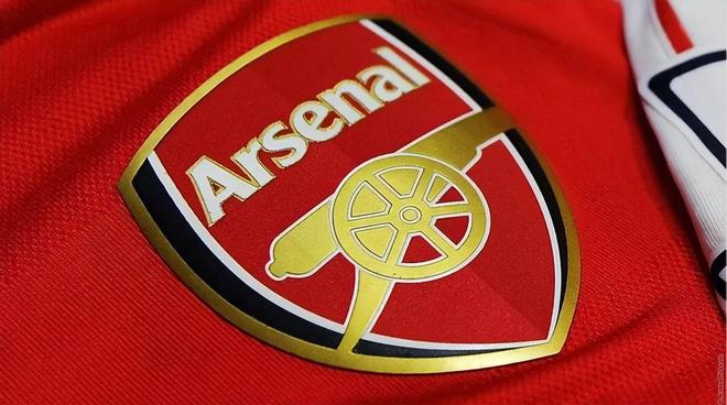 阿森纳欧冠小组／联赛阶段取得10连胜，仅次于拜仁和利物浦（阿森纳欧冠小组赛及联赛阶段豪取10连胜，位列拜仁、利物浦之后）