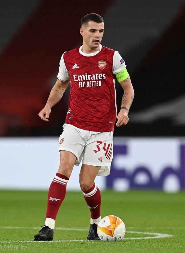 感谢背后的付出，法比奥向国安基地负责洗衣的两位大姐献花（法比奥为国安基地洗衣两位阿姨送花致敬幕后付出）